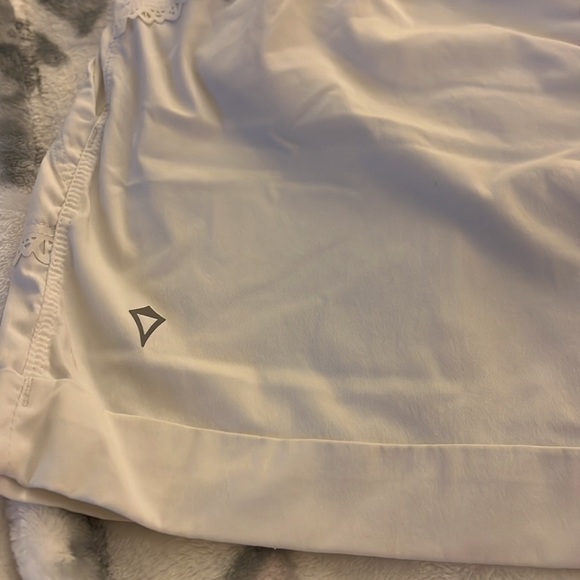 Ivivva shorts in white. Size 14 - Picture 5 of 8